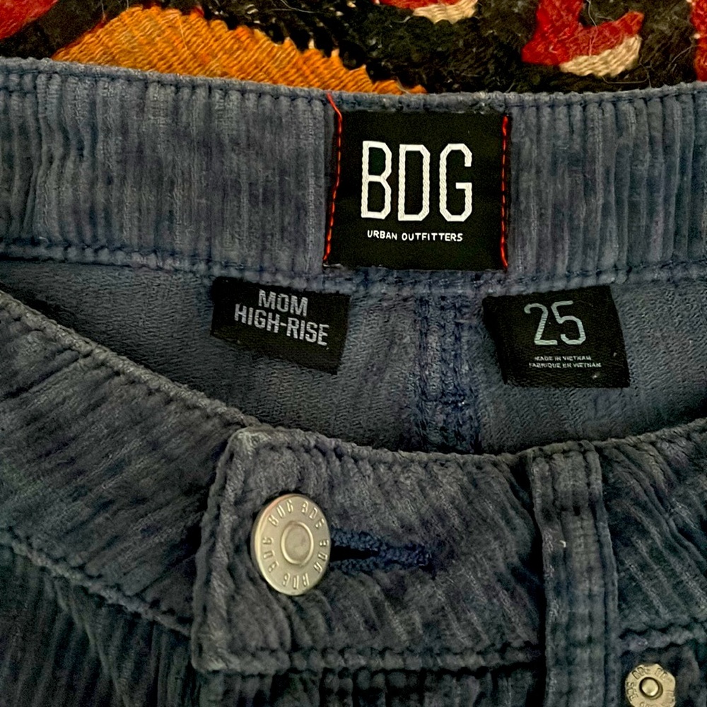 HIGH Waist MOM, relaxed fit, tapered at the bottom cords. Blue gray color.